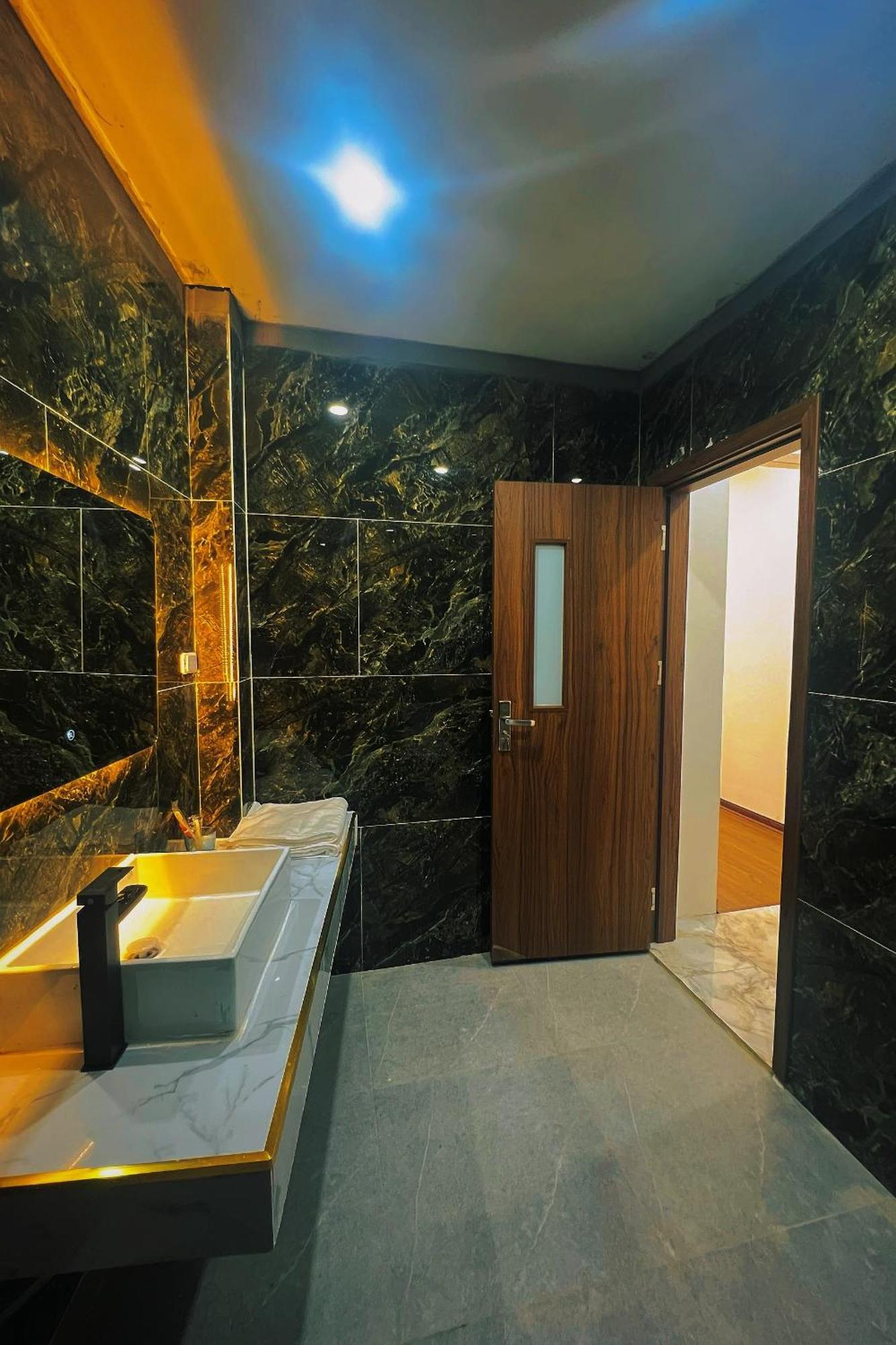 Venus Apartment Kham Thien Hanoi Exterior photo